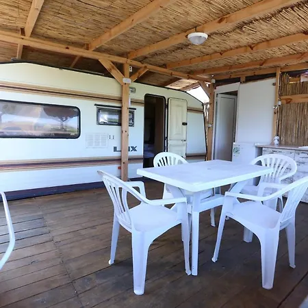 Camping каравани на плаж златна рибка
